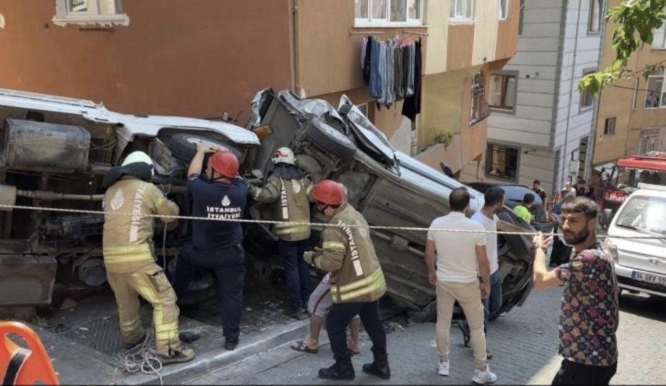 İstanbul’da kamyonet dehşeti kamerada: Ortalığı savaş alanına çevirdi