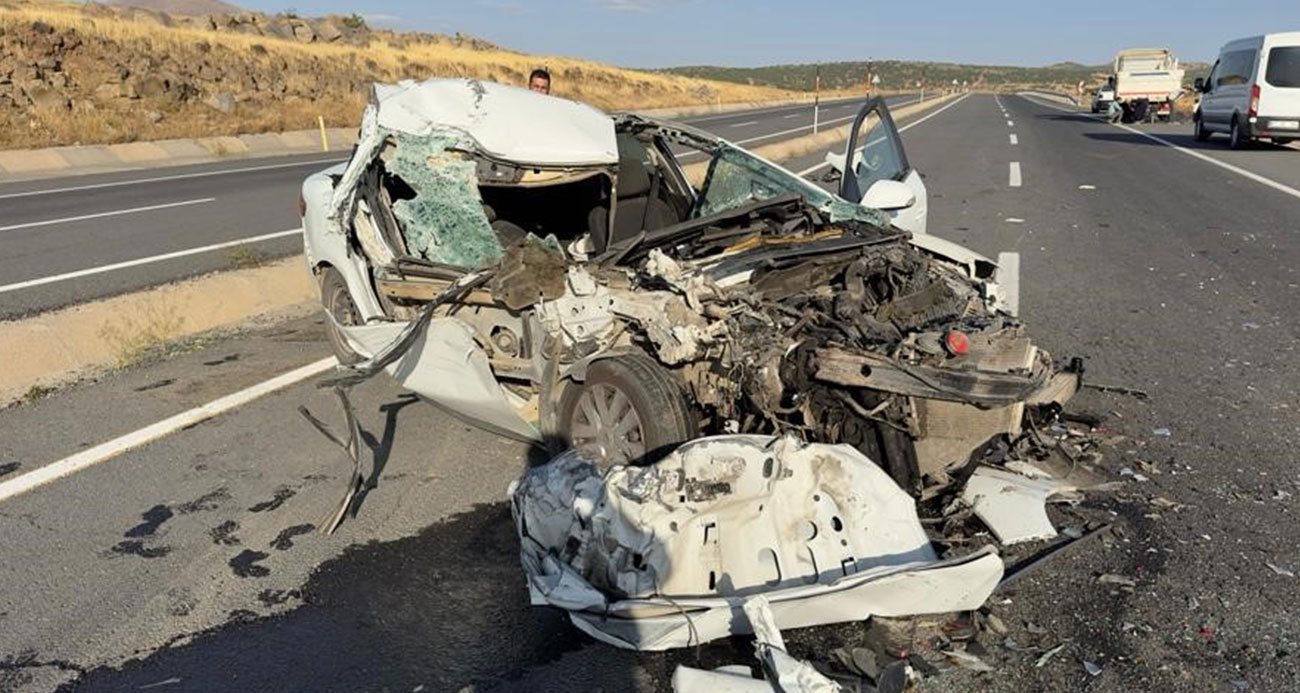 Elazığ’da kamyonla çarpışan otomobil hurdaya döndü: 1 ölü, 1 yaralı