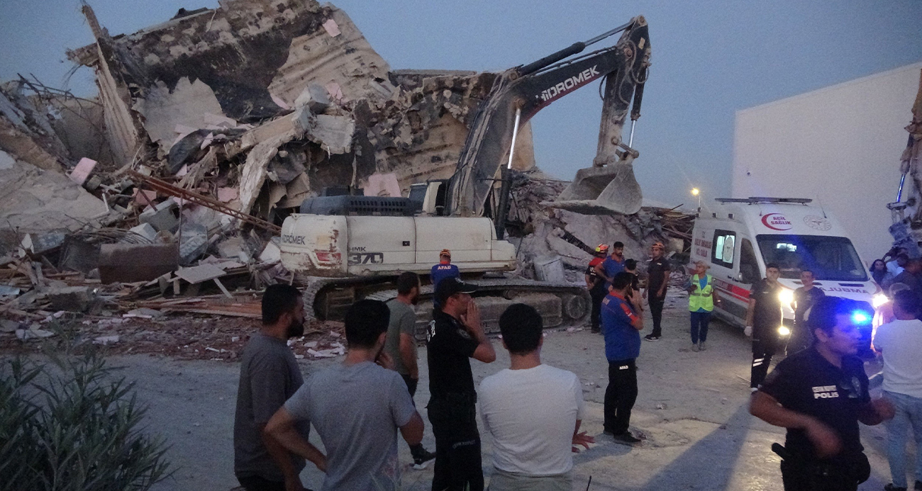 Yıkım sırasında bina iş makinasının üzerine çöktü, operatör hayatını kaybetti