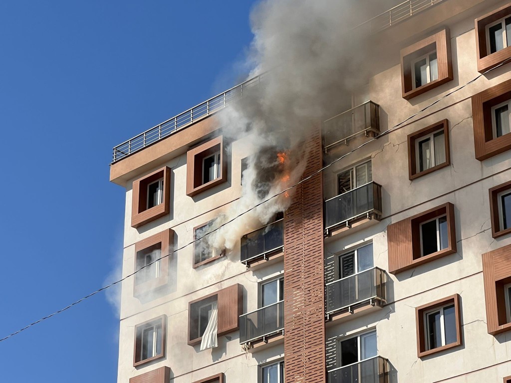 Ayakta kalan orta hasarlı binada yangın paniği