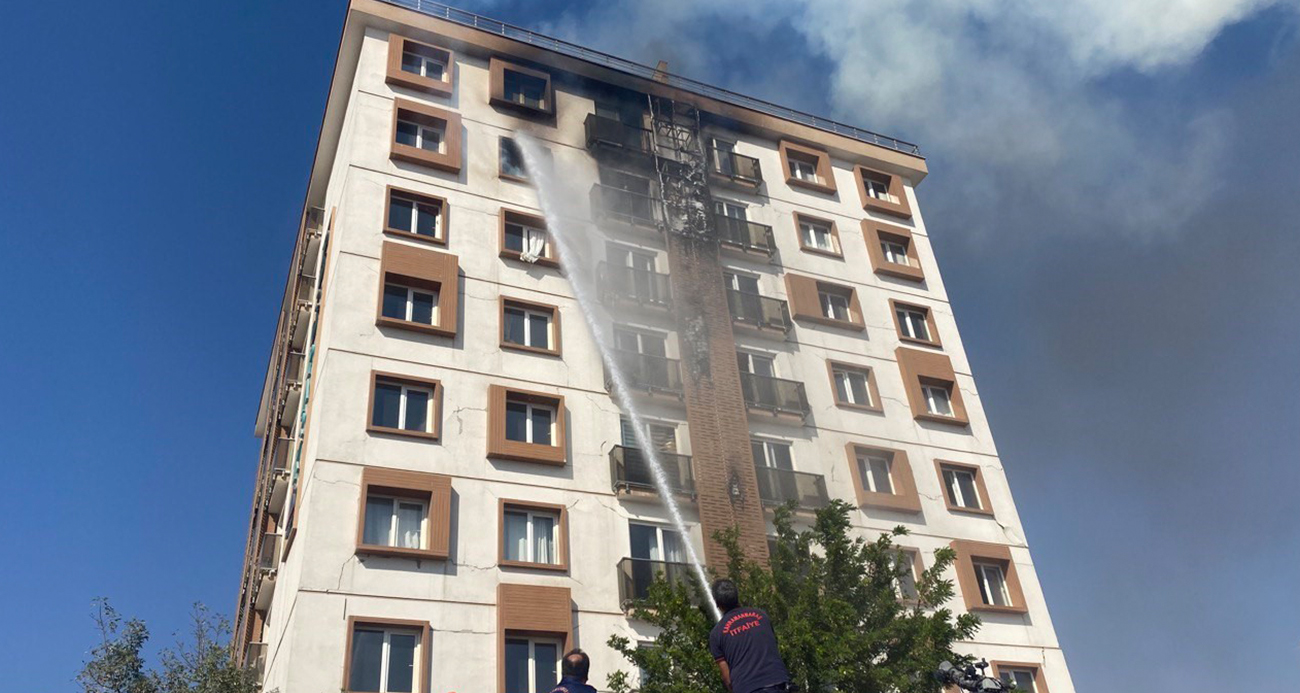 Ayakta kalan orta hasarlı binada yangın paniği