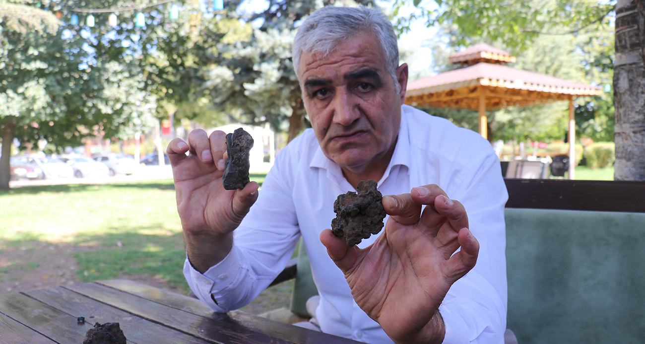 Mantar toplarken bulduğu taşlara gözü gibi bakıyor
