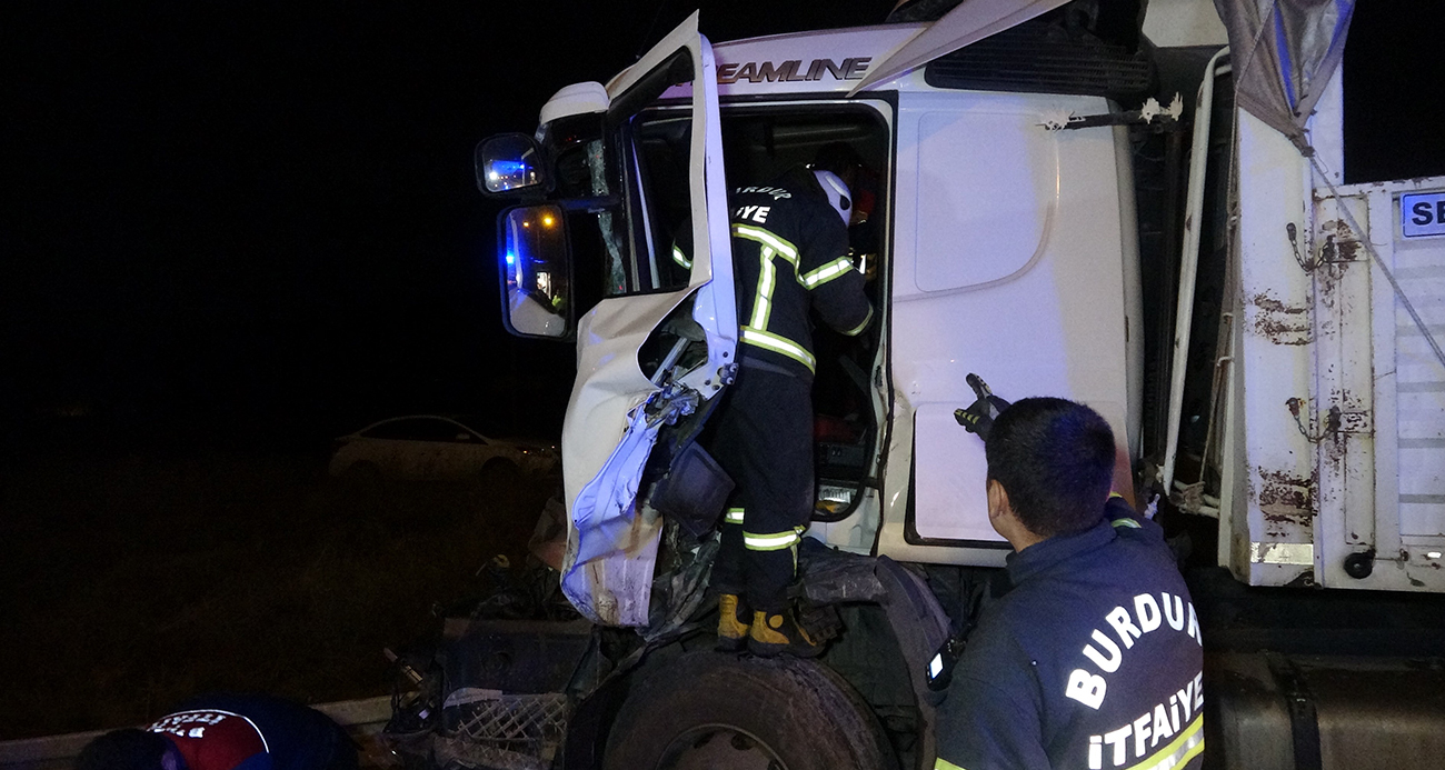 Kırmızı ışıkta duran tıra arkadan çarptı: Araçta sıkışan sürücüyü itfaiye kurtardı