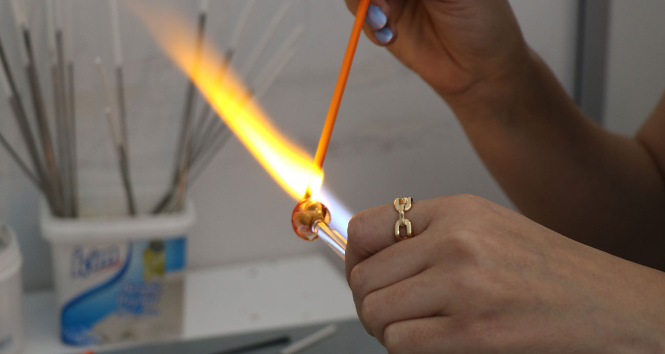 Anne ile oğlu cama şekil veriyorlar