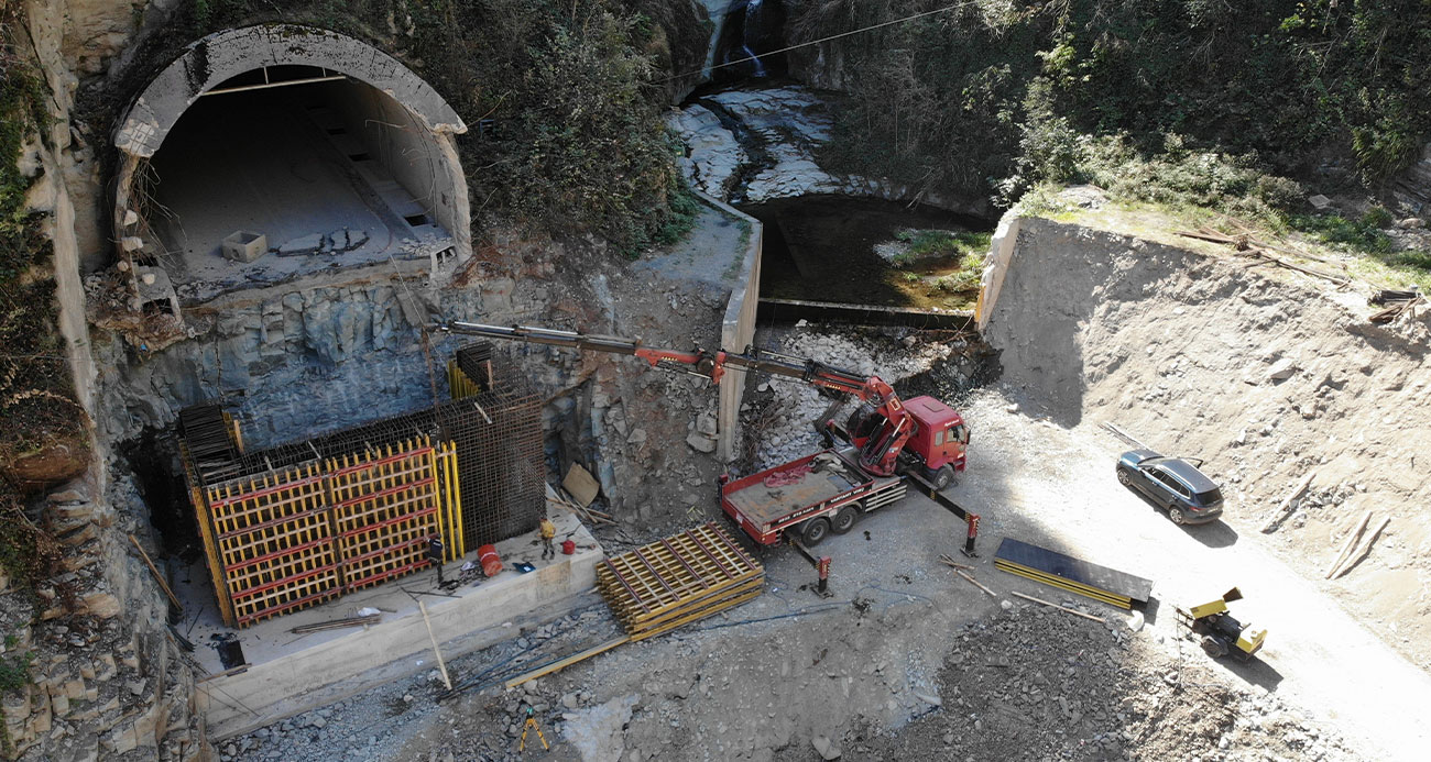 Heyelan nedeniyle yıkılan yolda çalışmalar sürüyor