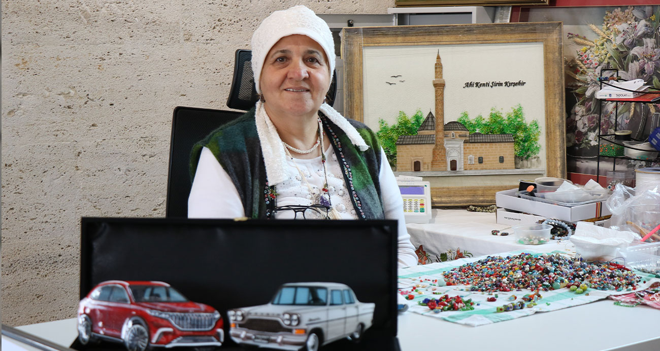 Anne ile oğlu cama şekil veriyorlar