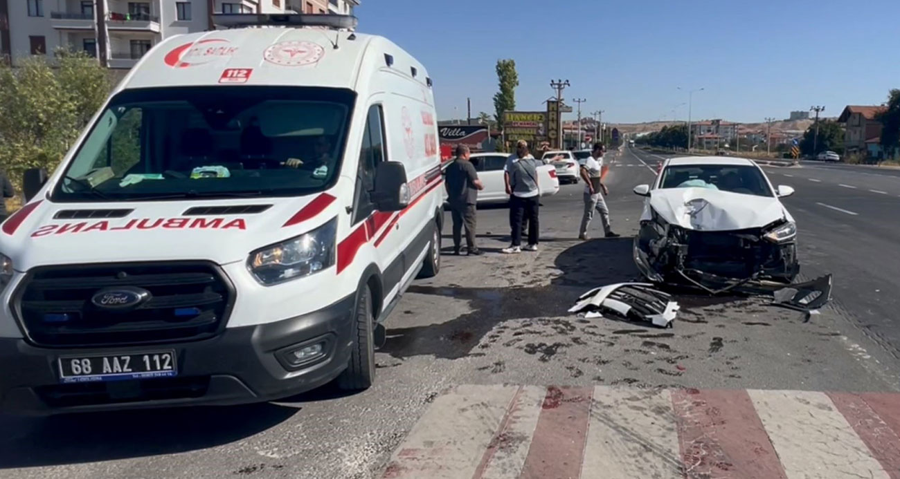 Hafif ticari araçla otomobil çarpıştı: 3 yaralı
