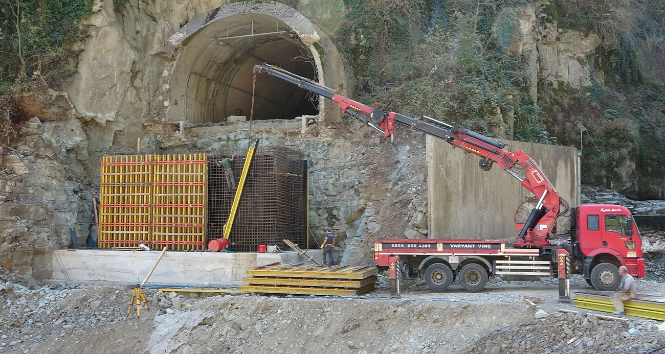 Heyelan nedeniyle yıkılan yolda çalışmalar sürüyor