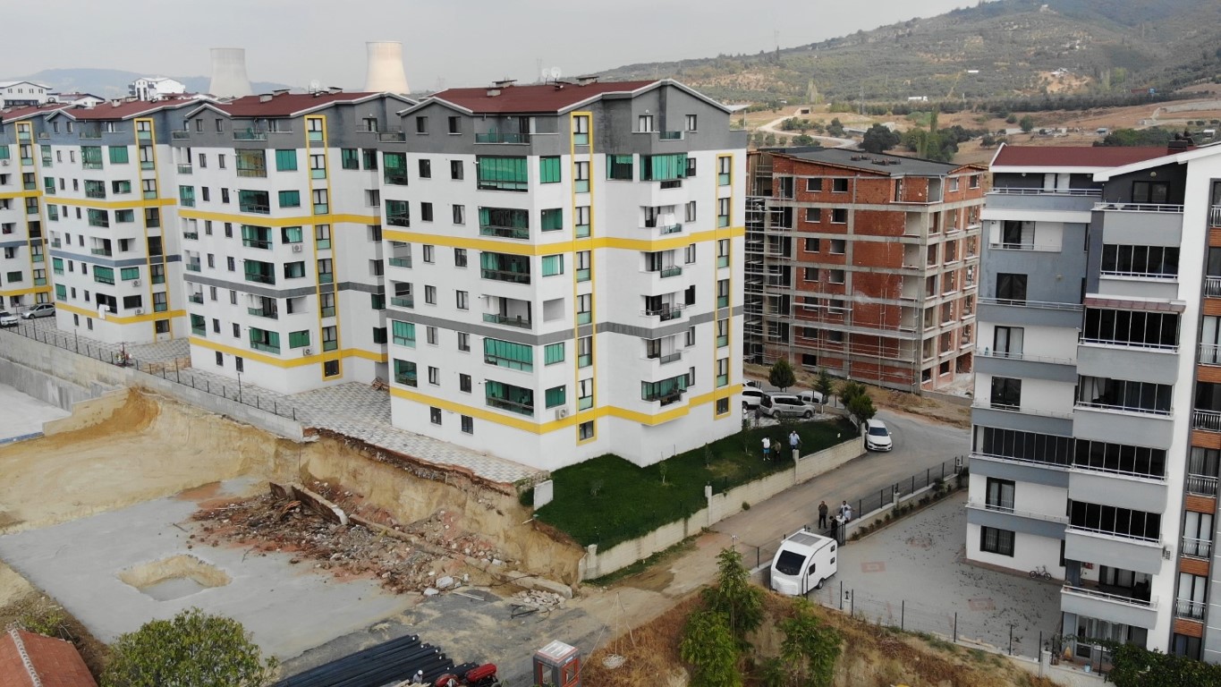 Facianın eşiğinden döndüler...4 blok 8 katlı sitenin istinat duvarı böyle çöktü