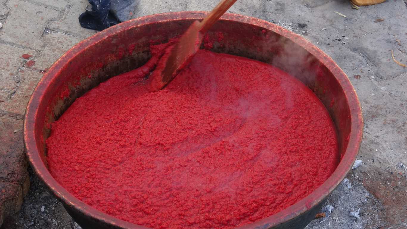 Biber salçası nasıl yapılır? 2 kilo salçayı 1 saatte elde ettiren pratik tarif Marketten almak yerine binbir zahmetle kendileri hazırlıyor İhlas Haber  Ajansı