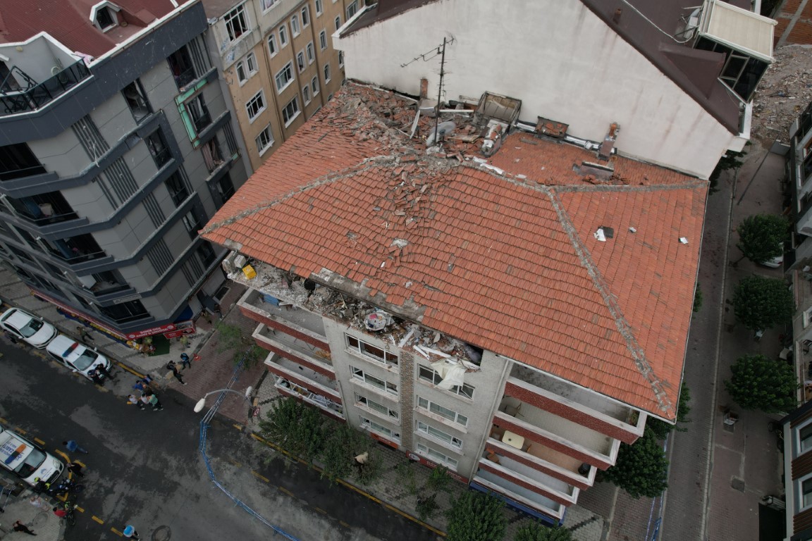 Bahçelievler’de patlama sonrası binada ve çevrede oluşan tahribat havadan görüntülendi