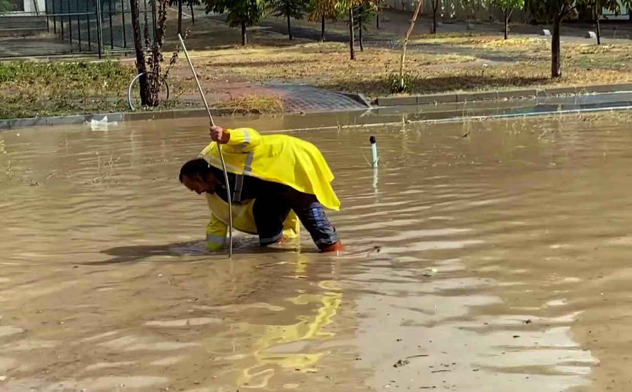 Yozgat’ta etkili olan sağanak yolları göle çevirdi, ev ve iş yerlerini su bastı