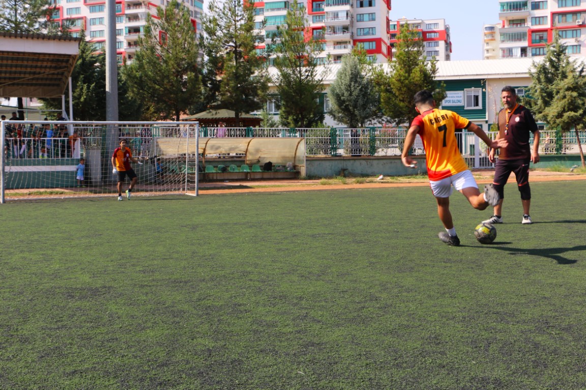 17 yaşındaki Çağrı, futbol aşkıyla kanseri yendi
