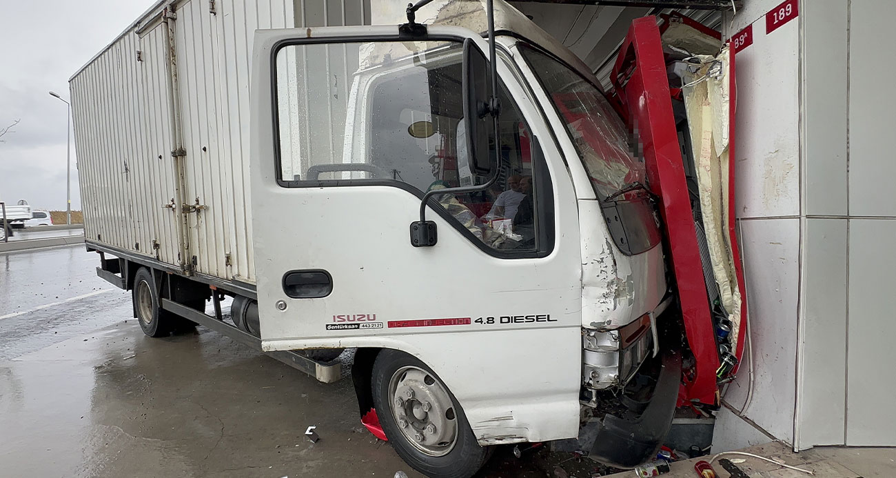 Arnavutköy’de kontrolden çıkan kamyonet markete daldı, kaza anı kamerada