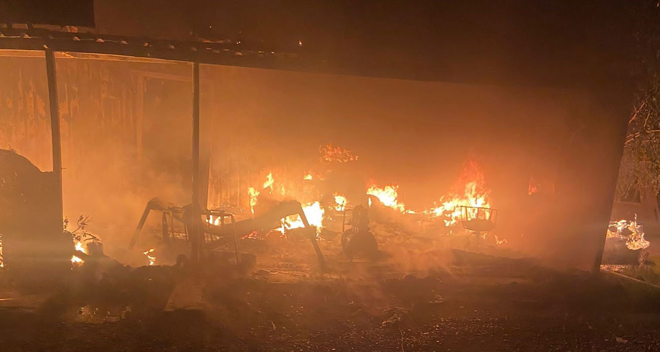 İş yeri içeride bulunan araçlarla birlikte yandı: Yangındaki zarar milyarlarla ifade ediliyor