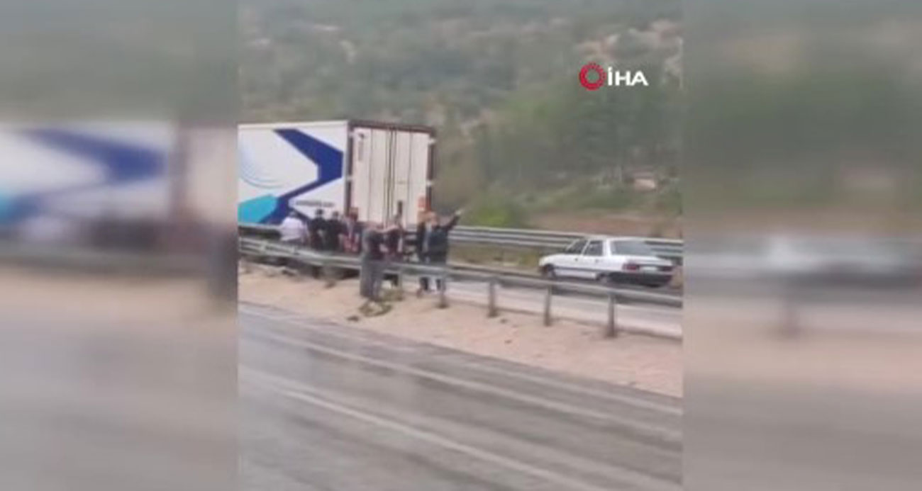 Otomobil tıra çarptı: 3 ölü