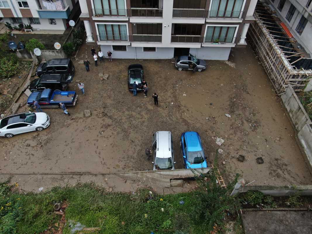 <p><br />D&uuml;n Trabzon&rsquo;un S&uuml;rmene il&ccedil;esinde yoğun yağış sonrası dereler taştı, yollar, caddeler ve sitelerin bah&ccedil;eleri g&ouml;le d&ouml;nd&uuml;, &ccedil;ok sayıda ara&ccedil; sular altında kaldı.&nbsp;</p>