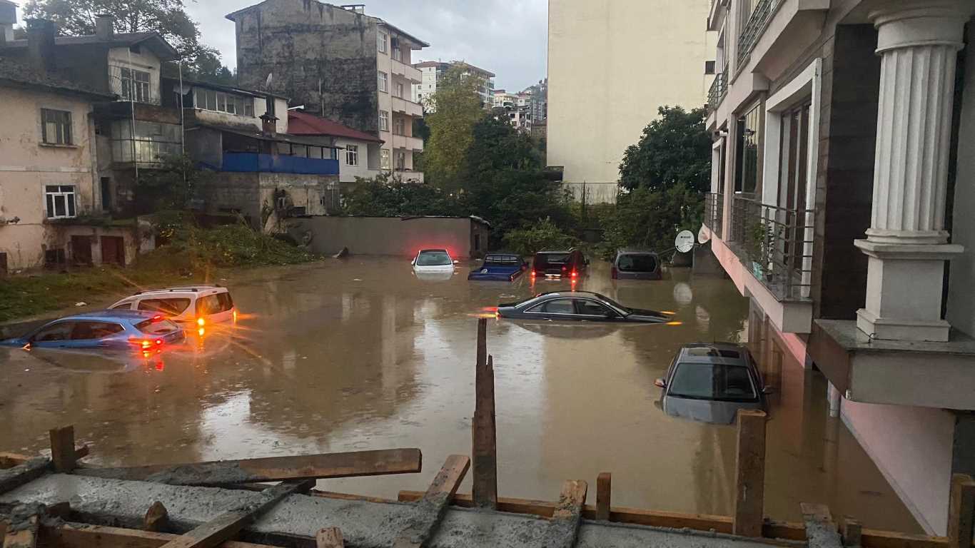 <p>Akşam saatlerinden itibaren Trabzon B&uuml;y&uuml;kşehir ve S&uuml;rmene il&ccedil;e belediyesi ekipleri yoğun bir &ccedil;alışma ile sel ve su baskınlarının olumsuz etkilerini ortadan kaldırmaya &ccedil;alışırken, S&uuml;rmene'de 12 su baskınına m&uuml;dahale ederek 6 vatandaş kurtarıldı. Yağmurun getirdiği tahribat ise suların &ccedil;ekilmesi ile ortaya &ccedil;ıktı.</p>