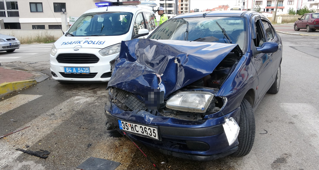 Uşak’ta hafif ticari araç ile otomobil çarpıştı: 1’i bebek 7 yaralı
