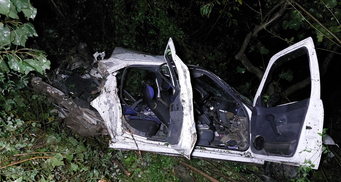 Tıra çarpan otomobil şarampole yuvarlandı: Karı-koca ağır yaralandı