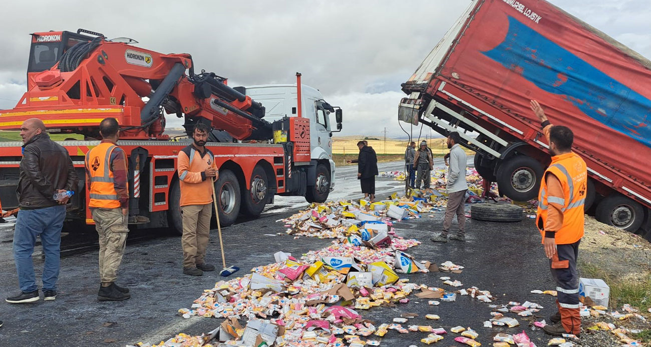 Kaygan yolda tır devrildi: Dorsedeki sabunlar yola saçıldı