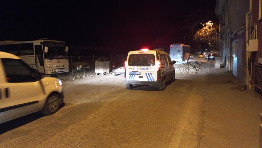 Hafriyat kamyonunun kasasının açık kapağından yola toprak döküldü