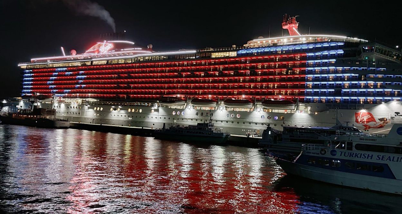 Ünlü İngiliz iş adamının yolcu gemisinin ışıkları Türk bayrağını yansıttı