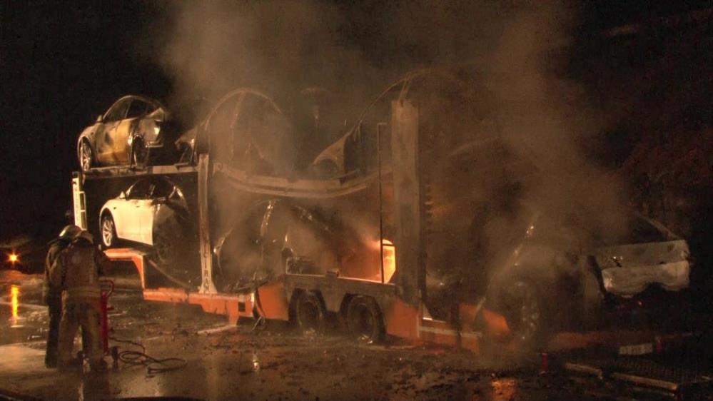 Tuzla’da Tesla araç yüklü tır alev alev yandı, dorsedeki 6 araç kullanılamaz hale geldi