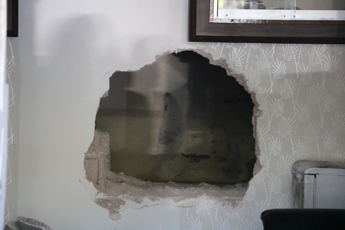 Duvarı delip, kuyumcuyu 15 dakikada soymuşlar