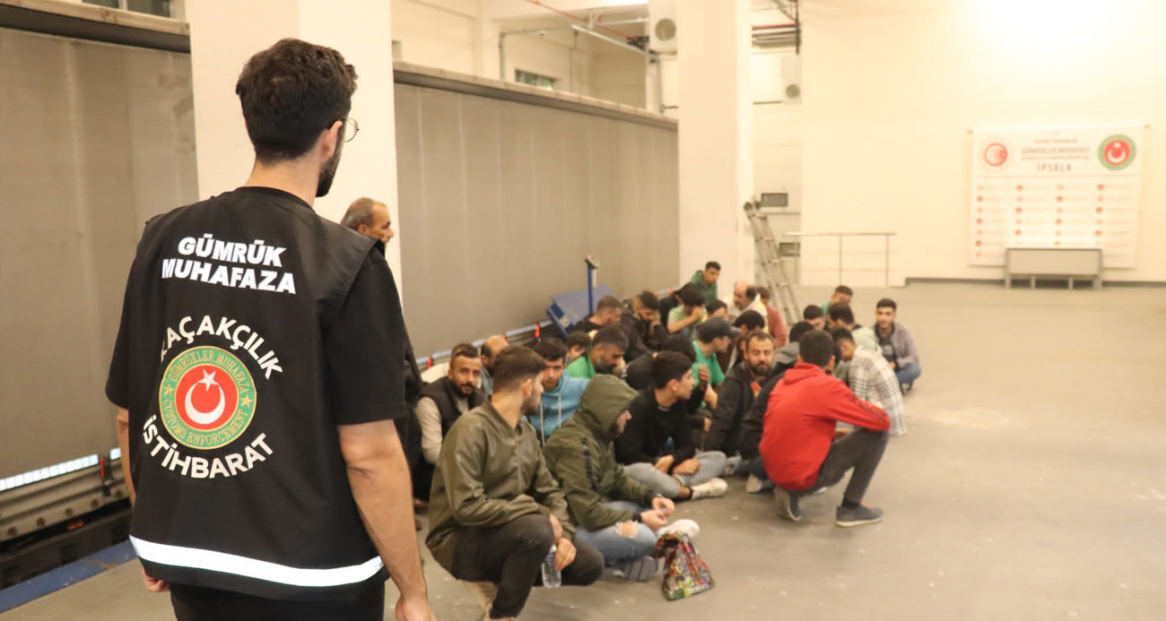 Sınırı geçmeye çalışan tırdan 60 kaçak göçmen çıktı