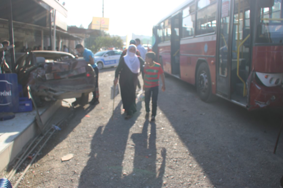 Diyarbakır’da park halindeki otomobile otobüs çarptı