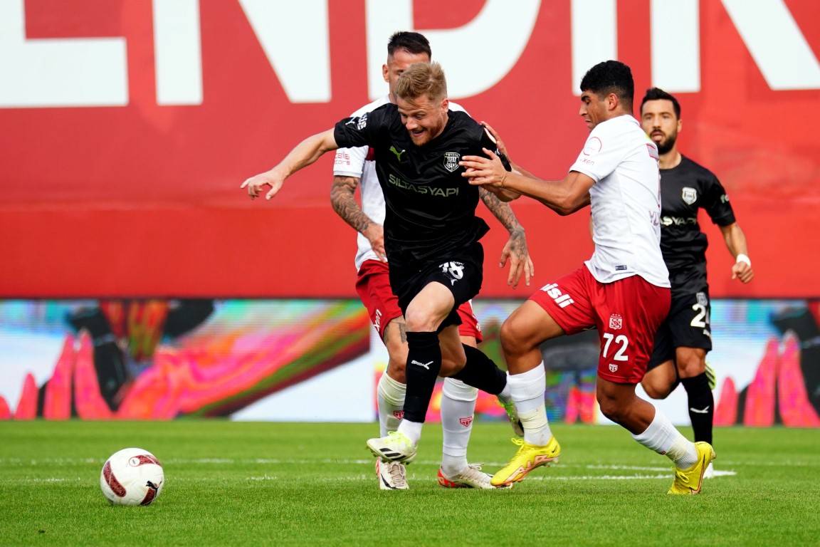 Pendik'te gol düellosu! 5 gollü randevunun galibi Sivasspor