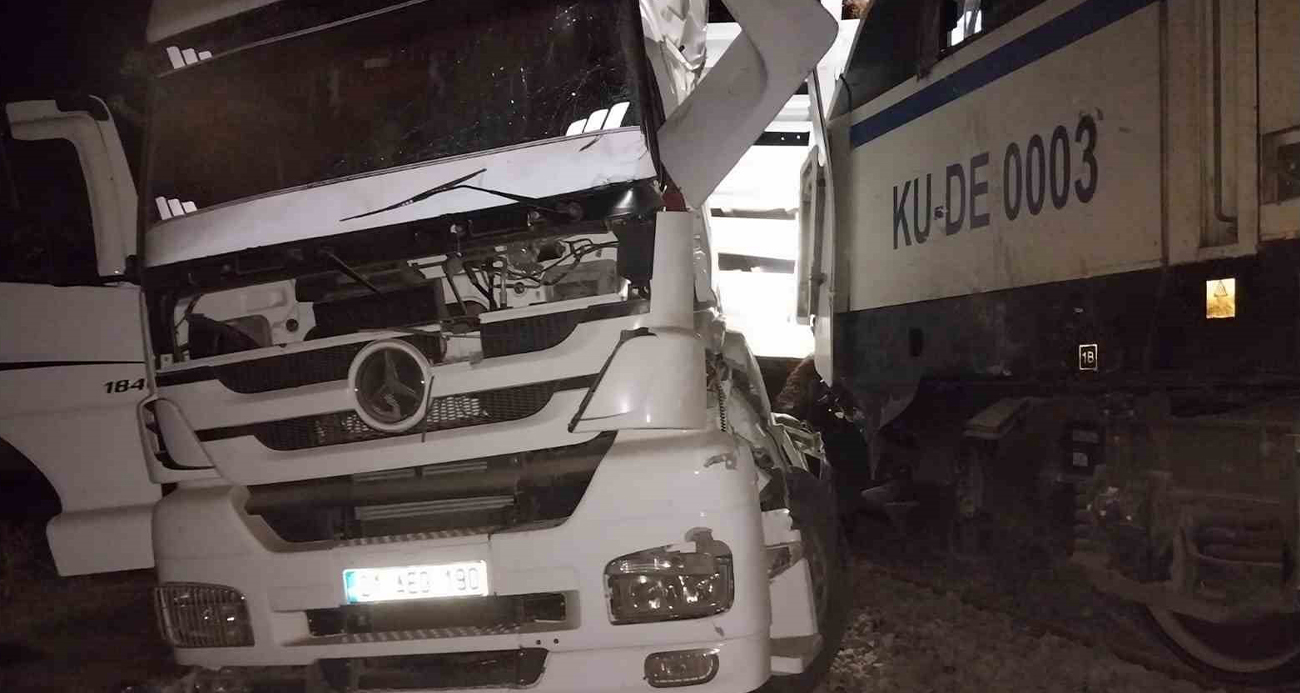 Diyarbakır’daki tren kazasında yaralanan tır sürücüsü hayatını kaybetti