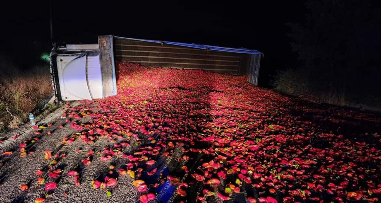 Balıkesir’de biber yüklü kamyon devrildi, 2 kişi yaralandı
