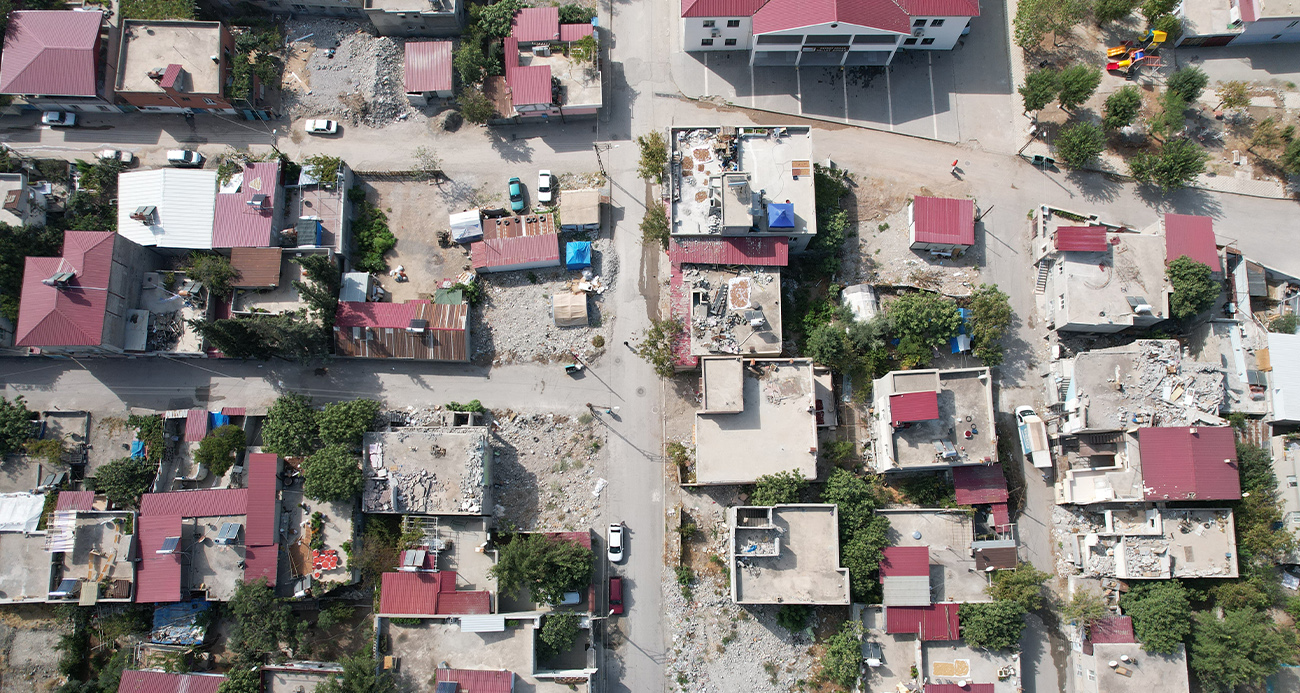 Dört bir yani enkaz yığınına dönen mahallede mücadelesini sürdürüyor