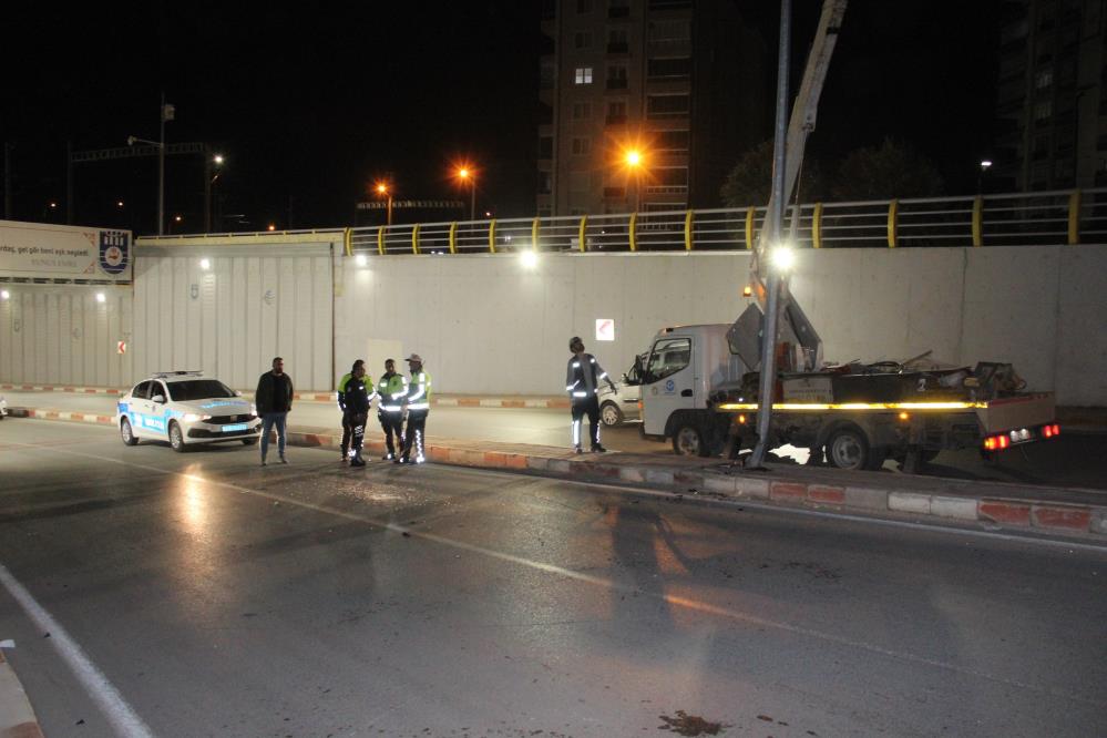 Aydınlatma direğine çarpan motosikletin sürücüsü hayatını kaybetti