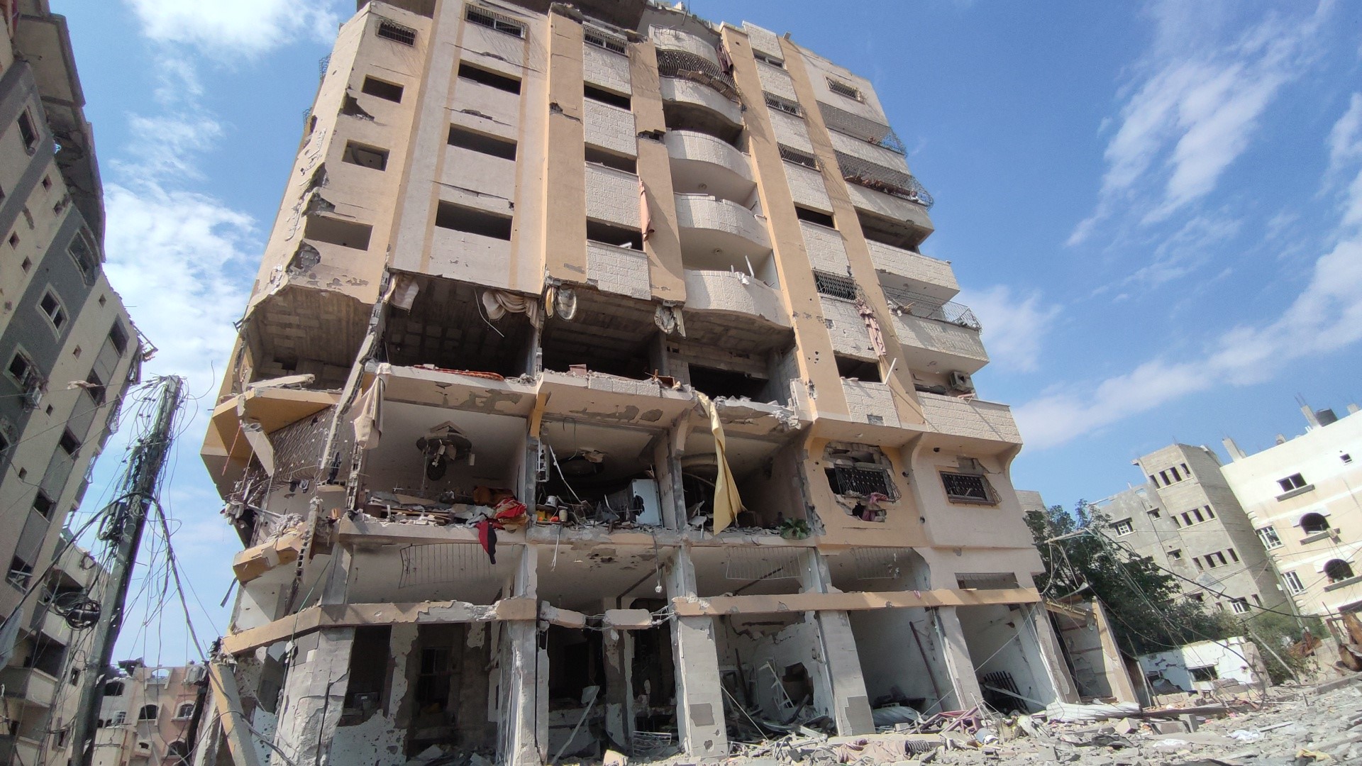 İsrail’in vurduğu Al-Karama Mahallesi’ndeki yıkım görüntülendi