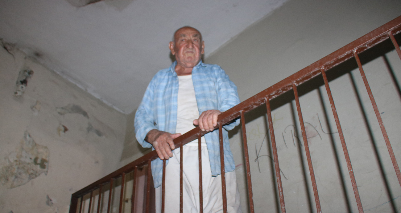 95 yaşındaki Fuat dede depremlerde terk edilen binada tek başına yaşıyor