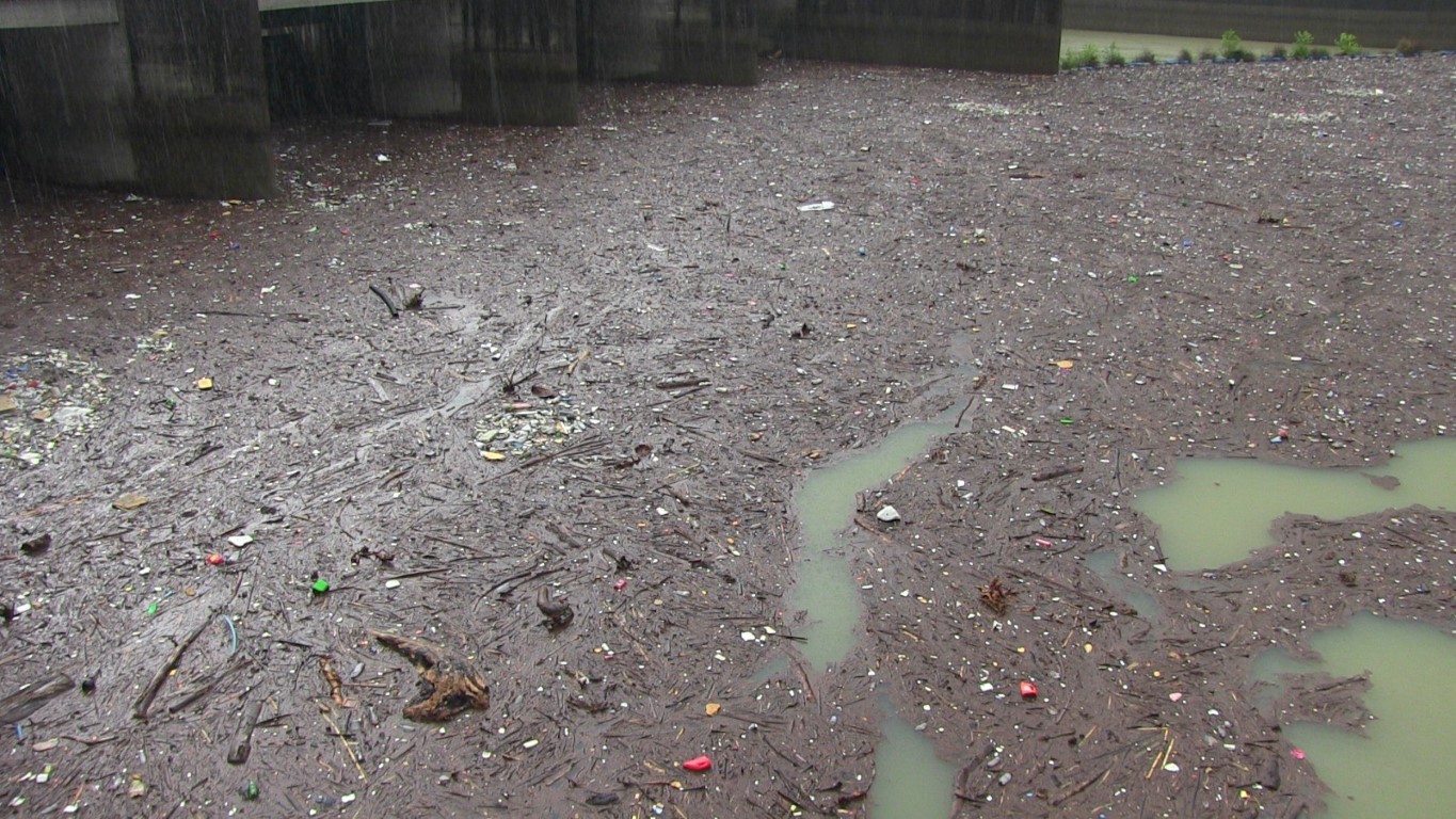 Artvin’de sel suları Muratlı Baraj gölünü çöplüğe döndürdü