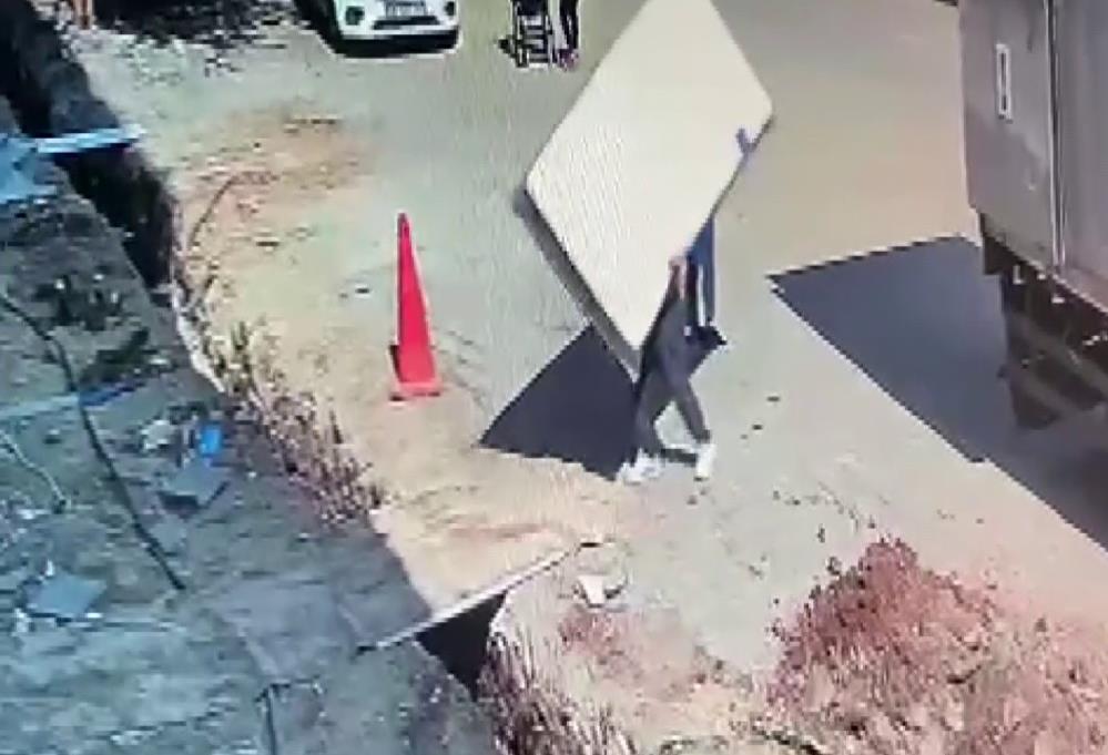 Ev eşyası taşırken alt yapı çukuruna düştü