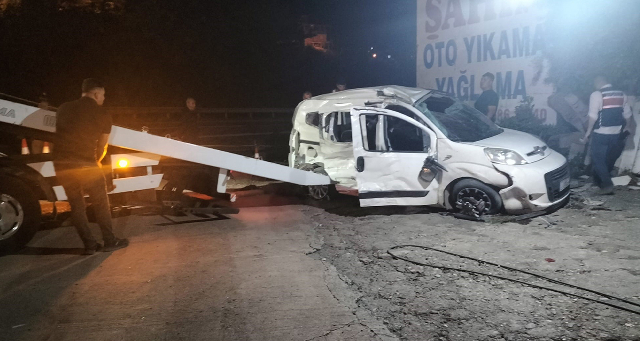 Tır düğün konvoyundaki araca çarptı: 4 ölü, 3 yaralı