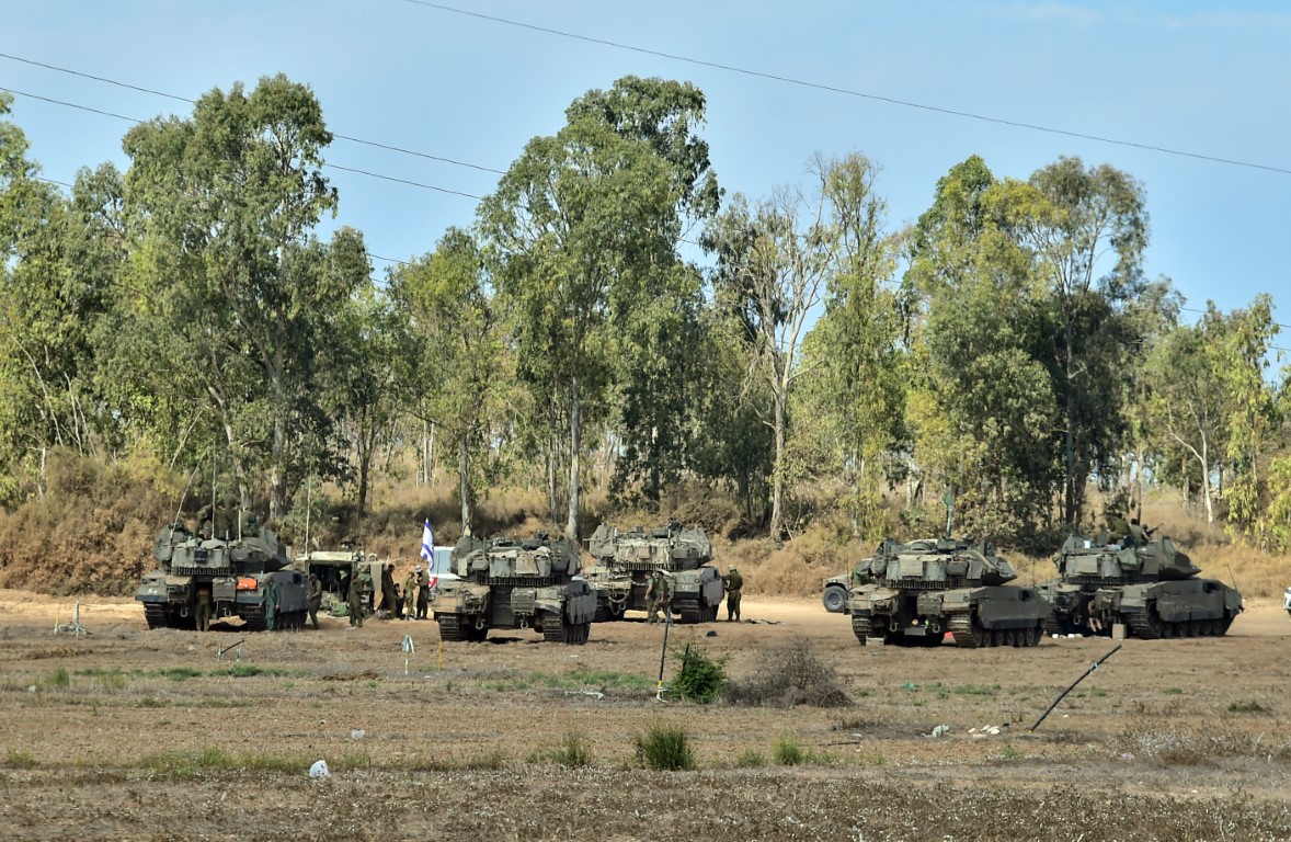 İsrail tankları, kara harekatı için Gazze sınırında bekliyor