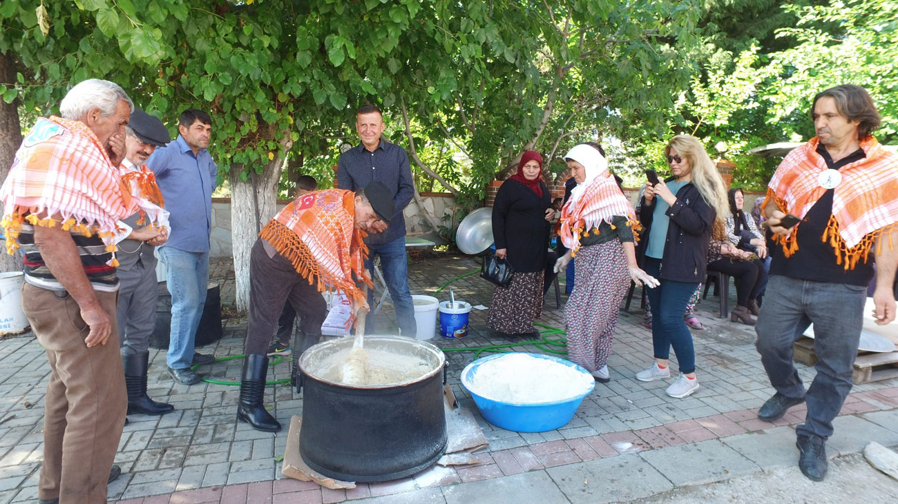 5 asırlık yöntemle hazırlanan tarhanalar damlara serildi