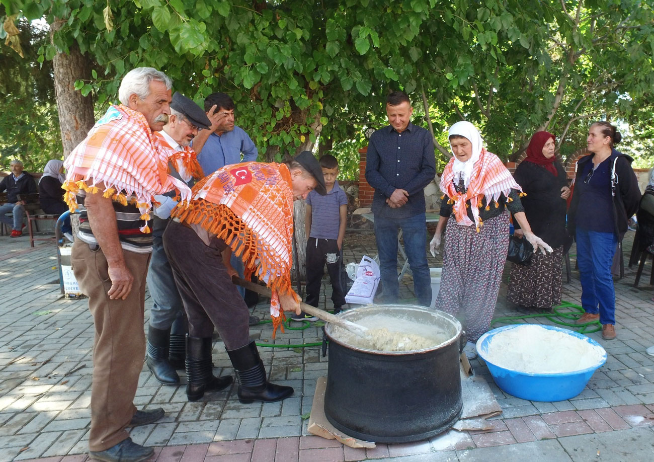 5 asırlık yöntemle hazırlanan tarhanalar damlara serildi