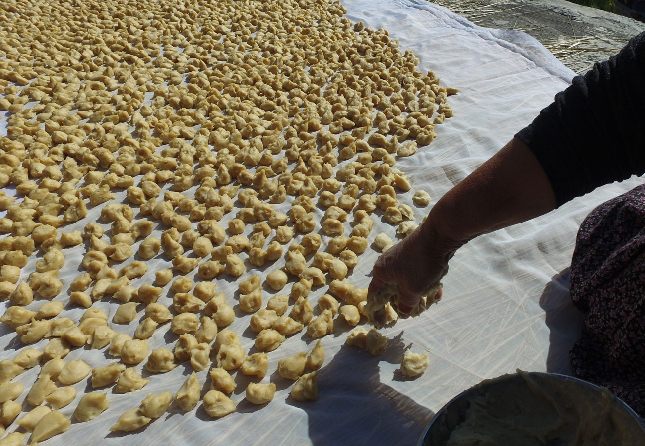 5 asırlık yöntemle hazırlanan tarhanalar damlara serildi