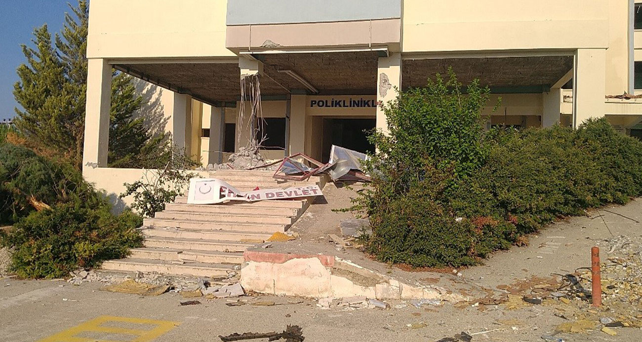 Depremde ağır hasar alan Erzin Devlet Hastanesi’nin yıkımı başladı