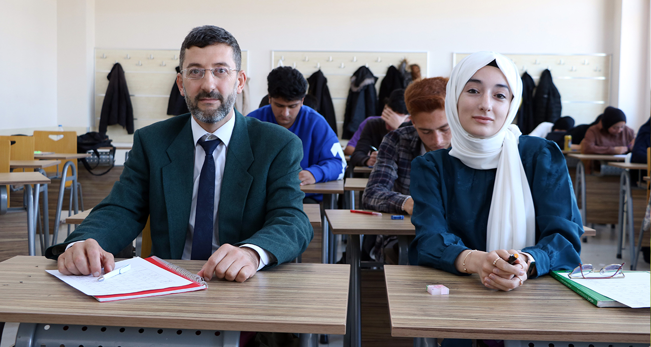 Baba ve kızı aynı sınıfta üniversite öğretimi alıyor