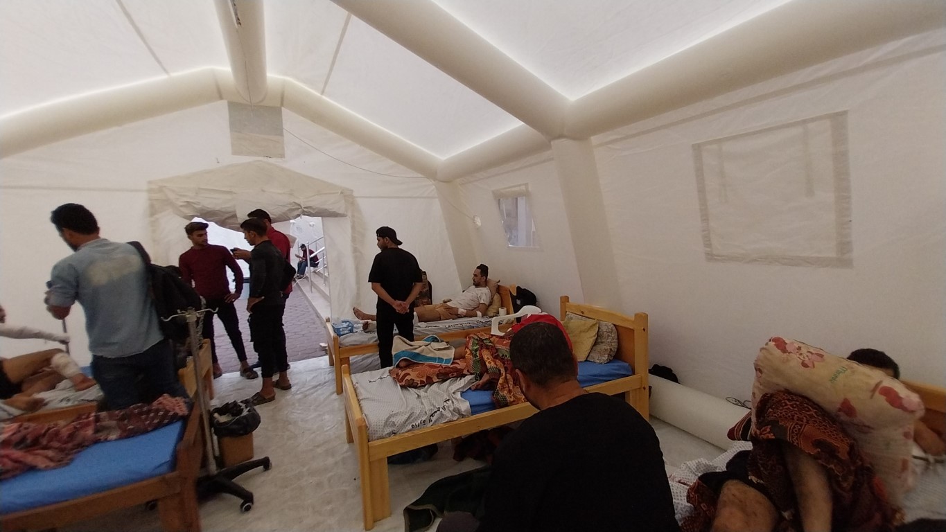 El Aksa Şehitler Hastanesi doldu, yaralılar çadırda tedavi ediliyor