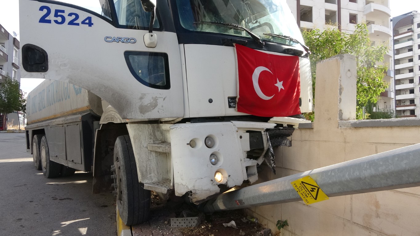 Polisin ’dur’ ikazına uymayarak kaçan su tankeri kaza yaptı