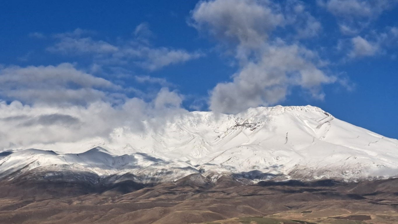 Süphan Dağı beyaz gelinliğini giydi